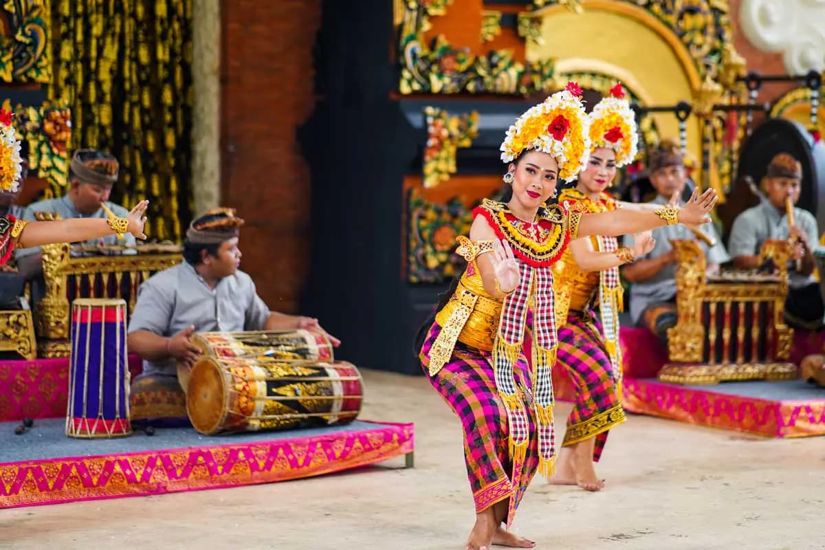 traditional-bali-dance-show-pendet-janger-kecak-1200.webp